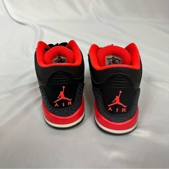 AIR Jordan 3 Retro Crimson Sneakers in Size 7 Youth - Picture 4 of 6